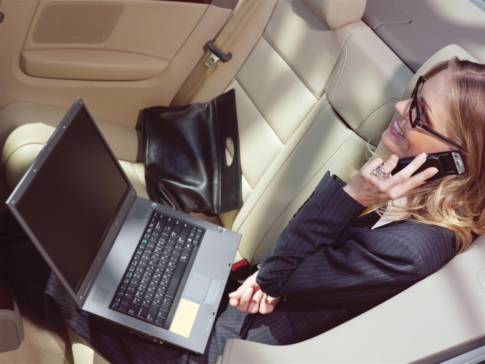biznes-ledi-s-noutbukom-business-woman-with-a-laptop (1)